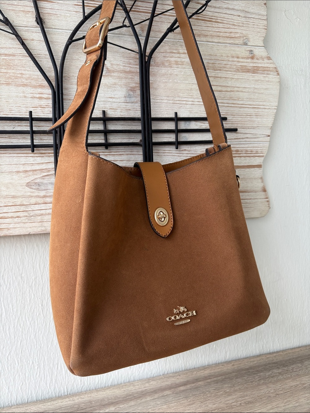 Coach Tan Suede Shoulder Bag with Turn-Lock Strap - Picture 2 of 16